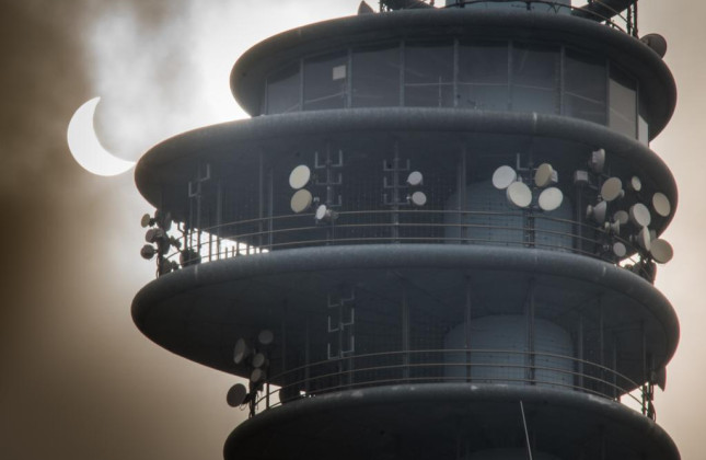 Foto van een gedeeltelijke eclips (20 maart 2015) bij de Amsterdamse Zuidas. (c) @JJPerspectives