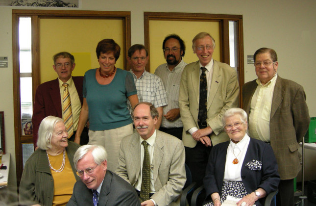 Ingrid van Houten-Groeneveld (voorste rij rechts) bij de uitreiking van een oorkonde aan de naamgeefster van planetoïde 10250, de schrijfster Hella Haasse (voorste rij links), in 2007
