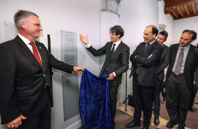 Staatssecretaris van OCW Sander Dekker onthult in aanwezigheid van onder anderen ESO-directeur-generaal Tim de Zeeuw de plaquette in het Academiegebouw van de Universiteit Leiden (c) Monique Shaw 