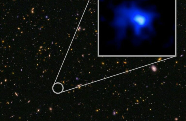 EGS-zs8-1 heeft een nieuw afstandsrecord gevestigd. Het sterrenstelsel is ontdekt in de CANDELS-survey van Hubble. Astronomen hebben met de Keck 1-telescoop op Hawaï de exacte afstand van het stelsel bepaald.  Credit: NASA, ESA, P. Oesch and I. Momcheva 