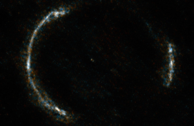 Een stuk van het sterrenstelsel SDP.81. Het sterrenstelsel is in het echt niet ringvormig. De ring ontstaat doordat het licht is afgebogen door een ander sterrenstelsel. Astronomen noemen dat een Einsteinring. (c) ALMA (NRAO/ESO/NAOJ)/Y. Tamura (The Unive