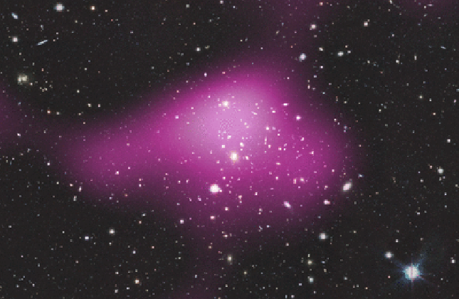 Een stuk sterrenhemel met daarin een groep van sterrenstelsels. De onzichtbare donkere materie is zichtbaar gemaakt als een roze wolk (klik op het plaatje voor een animatie). (c) Tudorica for the Kilo-Degree Survey Collaboration