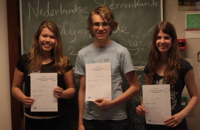 De winnaars van de Nederlandse Sterrenkunde Olympiade 2015. Van links naar rechts: Mariska Rood (Stedelijk Dalton College Alkmaar, 3e prijs), Geert Schulpen (Gymnasium Beekvliet, Sint-Michielsgestel, 1e prijs), Anne Nijsten (Theresialyceum, Tilburg, 2e pr