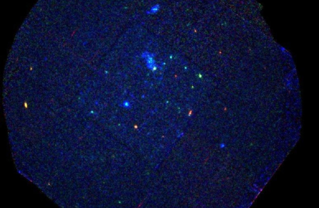 Een afbeelding van het cluster Berkeley 87 gemaakt door de röntgensatelliet XMM-Newton. In het midden van de afbeelding is de ster WR 142 zichtbaar als een vage blauwe punt. De ster, die op het randje van exploderen staat, is een van de zes bijzondere st