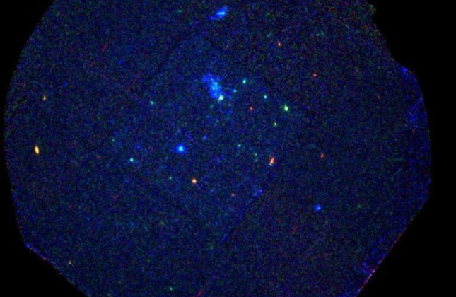 Een afbeelding van het cluster Berkeley 87 gemaakt door de röntgensatelliet XMM-Newton. In het midden van de afbeelding is de ster WR 142 zichtbaar als een vage blauwe punt. De ster, die op het randje van exploderen staat, is een van de zes bijzondere st