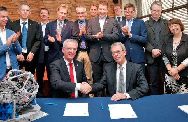 De ondertekening van het METIS-contract op 28 september 2015 in Leiden door Willem te Beest, de vicevoorzitter van het College van Bestuur van de Universiteit Leiden - namens NOVA - en ESO-DG Tim de Zeeuw.  Credit: ESO/NOVA Peter van Evert