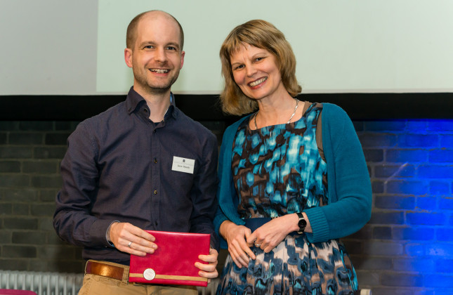 Jason Hessels met KNAW-president José van Dijck. (c) par-pa fotografie