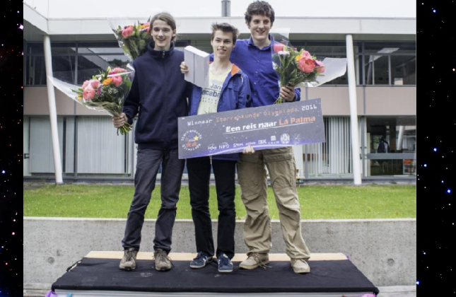 Winnaars van de Nederlandse Sterrenkunde Olympiade 2016. Van links naar rechts: Bouke Jansen (3e prijs, Utrechts Stedelijk Gymnasium), Joost de Kleuver (1e prijs, CSG Het Streek, Ede), Ethan van Woekom (3e prijs, Gemeentelijk Gymnasium Hilversum).
 (c) P