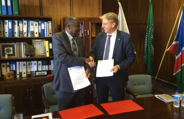 Lazarus Hangula (University of Namibia) en Gerard Meijer (Radboud Universiteit) na de ondertekening van een Memorandum of Understanding over de Africa Millimetre Telescope.