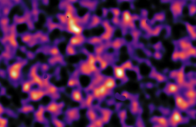 Deze kaart van de donkere materie in het heelal is gebaseerd op gegevens van de KiDS-survey, die is uitgevoerd met de VLT Survey Telescope van de ESO-sterrenwacht op Paranal (Chili). Hij toont een uitgestrekt web van dichte (lichte) en lege (donkere) gebi