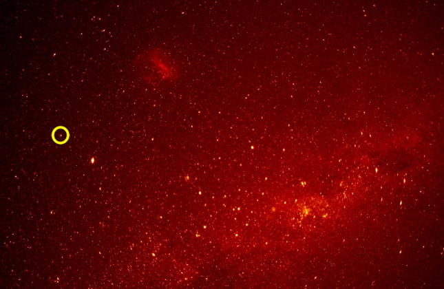 Opname met een van de twee bRing-camera’s van de zuidelijke sterrenhemel. Beta Pictoris is geel omcirkeld; midden boven is de Grote Magelhaense Wolk te zien en rechtsonder de Melkweg.  © Kenworthy/Stuik/Universiteit Leiden