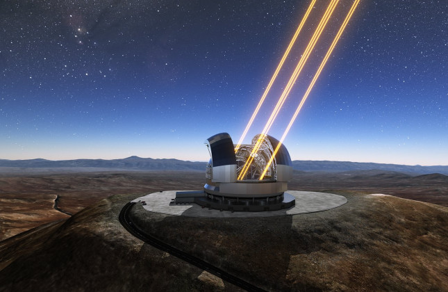 Deze artist’s impression toont de Extremely Large Telescope in actie op de Cerro Armazones in het noorden van Chili. Afgebeeld is de telescoop terwijl deze met behulp van lasers kunstmatige sterren hoog in de atmosfeer genereert. De eerste steen van de 