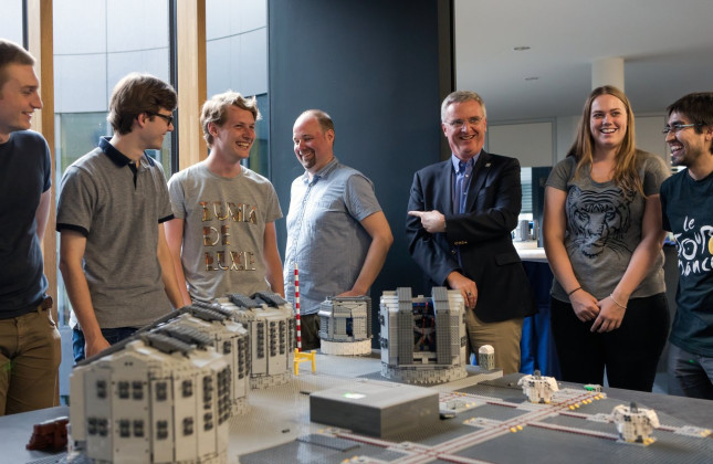 Frans Snik (Universiteit Leiden) en zijn team leveren LEGO-Paranal af bij Tim de Zeeuw, de directeur-generaal van ESO. (c) ESO/Frans Snik