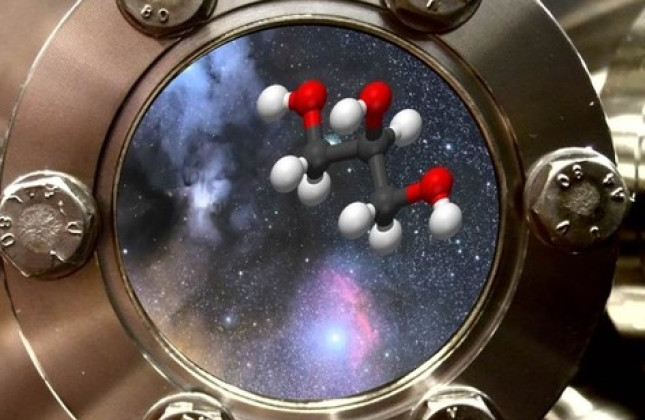 Leidse sterrenkundigen maakten het biologisch belangrijke molecuul glycerol bij min 250 graden Celsius met als startpunt alleen koolmonoxide-ijs en waterstofatomen. Hier een close-up van de ijskoude vacuümkamer met daarin een artist impression van glycer