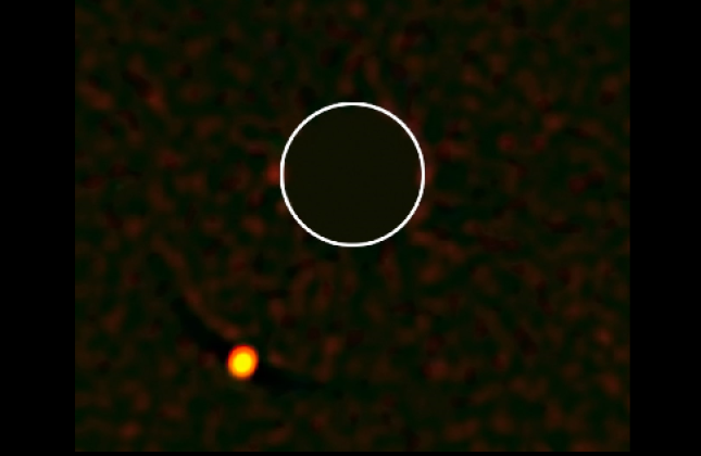 De exoplaneet HIP 65426b is de eerste die met het SPHERE-instrument van de Very Large Telescope is opgespoord. De moederster is uit de opname verwijder. De cirkel geeft, op de juiste schaal, de baan van de planeet Neptunus om de zon aan. Linksonder is de 