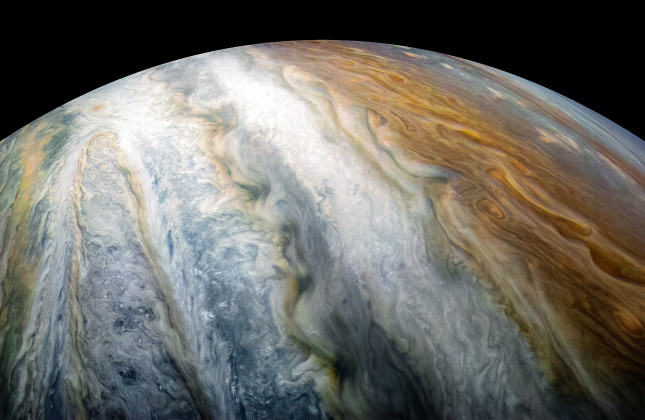 Deze opname van Jupiter is gemaakt op 16 december 2017 tijdens Juno’s tiende scheervlucht langs de reuzenplaneet. (c) NASA/JPL-Caltech/SwRI/MSSS/Kevin M. Gill