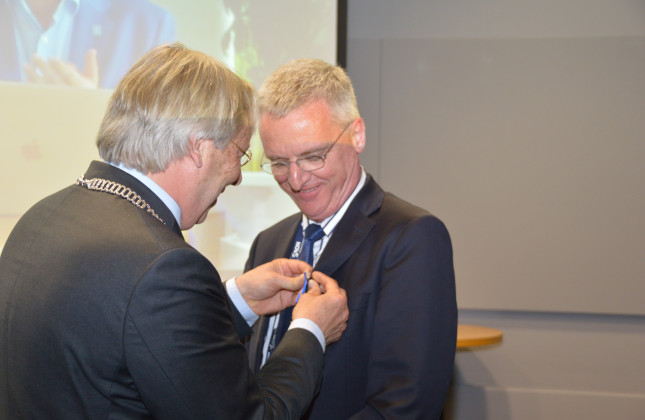Tim de Zeeuw ontvangt koninklijke onderscheiding uit handen van de burgemeester van Groningen. (c) SRON [CC BY-SA]