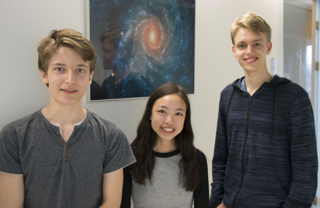 De winnaars van de Nederlandse Sterrenkunde Olympiade 2018. Van links naar rechts Arnaud Saint-Genez (derde), Kim Bui (eerste), Sverre Creuwels (tweede).  Credit: Esther Hanko