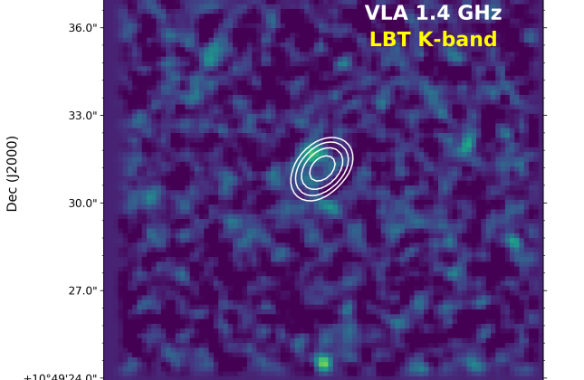 Nabij-infraroodopname met de Large Binocular Telescope in Arizona, VS, met de radio-emissie in wit. Het feit dat het sterrenstelsel niet is waargenomen op infraroodgolflengten op de plek waar de radiostraling vandaan komt, bevestigt mede dat het hier om e