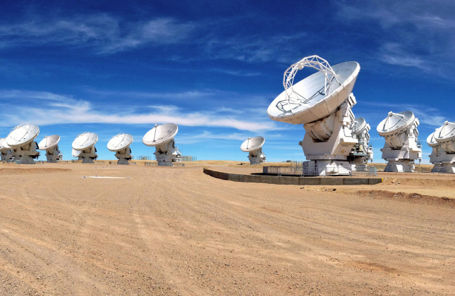 De Atacama Large Millimeter/submillimeter Array, in Chili heeft 66 radioschotels die straling opvangen uit het heelal. (c) ESO