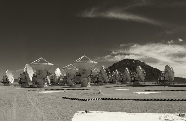 Panoramisch overzicht van de ALMA-telescopen in de Chileense Andes. (c) ESO/S. Seip