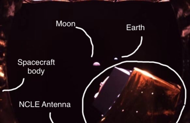 Deze foto is gemaakt door een camera op de Queqiao-satelliet op 65.000 kilometer achter de maan. Je ziet vanaf dat punt de maan (links in het midden)  groter dan de aarde (rechts in het midden). Op de voorgrond is een van de NCLE-antennes zichtbaar. 
 Cr