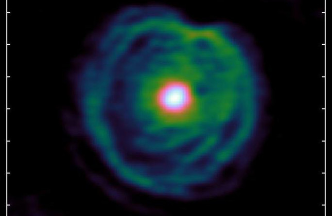 De sterrenwind van deze rode reus vormt een spiraal. Dat is een indirecte indicatie dat de ster niet alleen is, maar deel uitmaakt van een dubbelster. (c) ALMA (ESO/NAOJ/NRAO)/L. Decin et al.