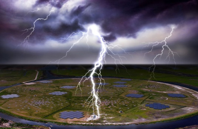 Artistieke weergave van bliksem boven het centrale deel van LOFAR. (c) Danielle Futselaar