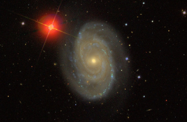 Het spiraalstelsel NGC 5371 is zeer efficiënt en bevat bijna geen missende normale materie. (c) SDSS/Fraternali