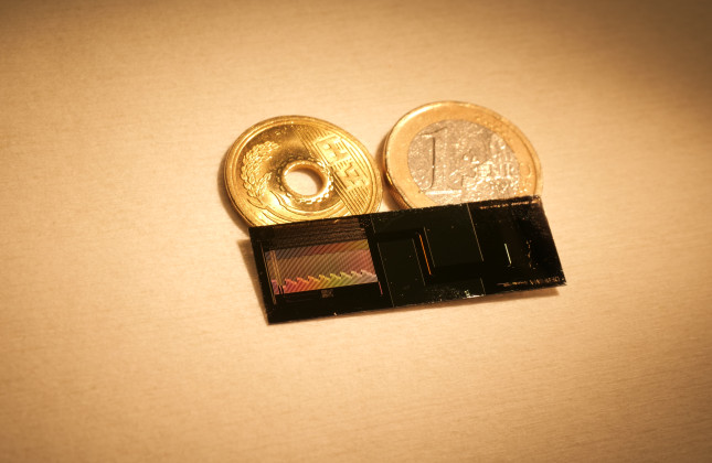 DESHIMA, een Japans-Nederlandse spectrometer-op-een-chip bevat 49 antennes en is zo klein als een munt van euro en een munt van vijf Japanse yen. (c) SRON/Jochem Baselmans