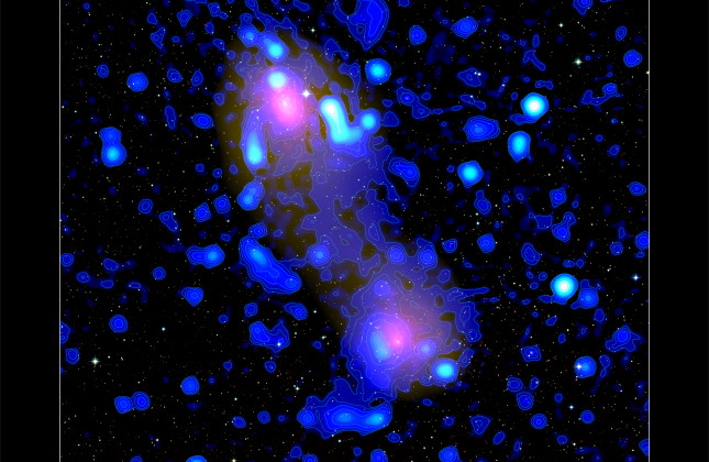 Samengesteld beeld van de twee clusters van sterrenstelsels Abell 0399 en Abell 0401.
 (c) DSS & Pan-STARRS1 (optisch), XMM-Newton (röntgen), PLANCK satellite (y-parameter), F.Govoni et al. 2019, Science (radio). Door M.Murgia, INAF.
