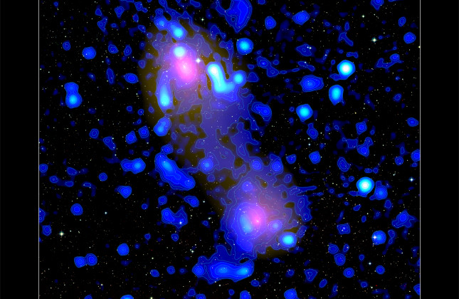 Samengesteld beeld van de twee clusters van sterrenstelsels Abell 0399 en Abell 0401.
 (c) DSS & Pan-STARRS1 (optisch), XMM-Newton (röntgen), PLANCK satellite (y-parameter), F.Govoni et al. 2019, Science (radio). Door M.Murgia, INAF.