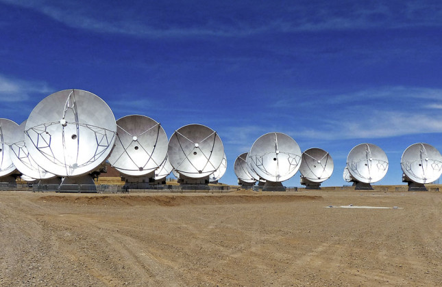 Een deel van de ALMA-schotels op de Chajnantor-hoogvlakte in het Andesgebergte in het noorden van Chili.  Credit: ESO 