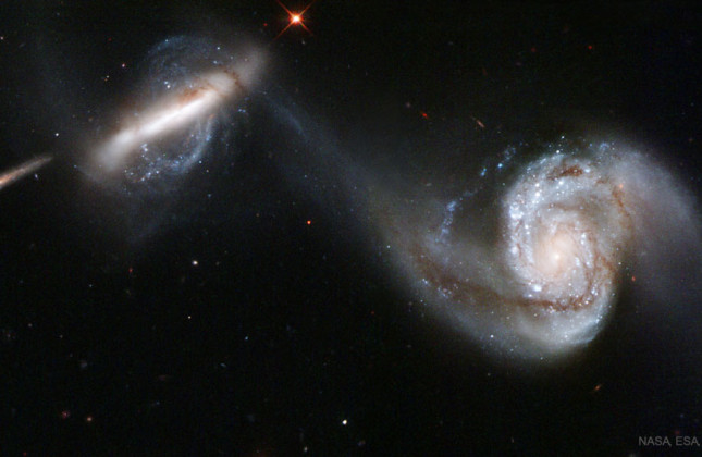 Twee sterrenstelsels smelten samen. (c) NASA/ESA/Hubble