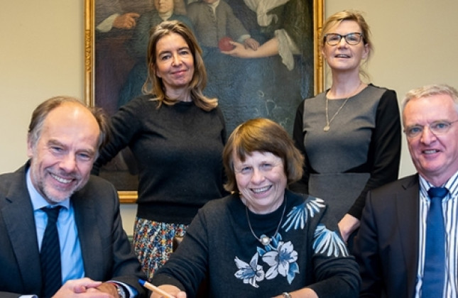 Prof.dr. Carel Stolker (rector magnificus), Juliette Nieuwland (LUF), prof.dr. Ewine van Dishoeck, Eline Danker (directeur LUF) en prof.dr. Tim de Zeeuw.