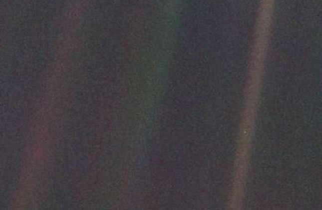 Pale Blue Dot. (c) NASA