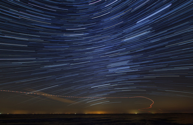 Stersporen tijdens de nacht op Ameland, met het vliegpad van een helikopter op de voorgrond. Credit: Johan van der Wielen)