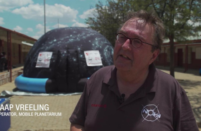 Jaap Vreeling (NOVA) met het mobiele planetarium bij een school in Namibië. (c) CNN