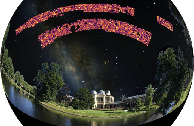 De KiDS-kaart op schaal geprojecteerd op de nachtelijke hemel boven de Oude Sterrewacht Leiden. De kaart toont de oneffenheden in de materieverdeling in het heelal op basis van zwakke zwaartekrachtlenzen. (c) B.Giblin, K.Kuijken en het KiDS-team