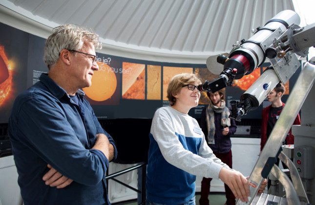 Zonnetelescoop Sonnenborgh. Tuur met onbewolkt weer naar de zon op de mooiste plekken in het land, zoals hier bij Sonnenborgh in Utrecht. (c) Marieke Wijntjes