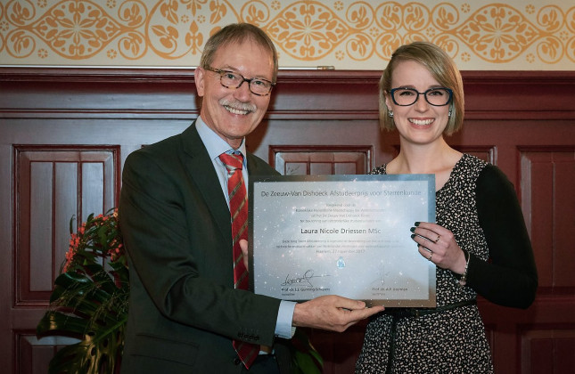 Laura Driessen (rechts) ontvangt de prijs in 2017 uit handen van Ap IJzerman van de KHMW. (c) Hilde de Wolf