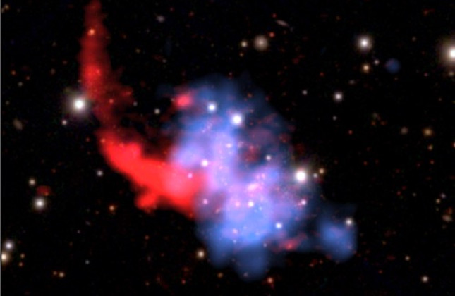 Verre clusters van sterrenstelsels. (c) PanSTARRS/NASA/ Chandra/LOFAR