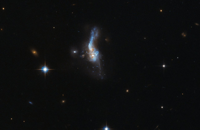 Voorbeeld van een ultra-lumineus sterrenstelsel, met een helderheid van biljoenen zonnen. Credit: ESA/Hubble