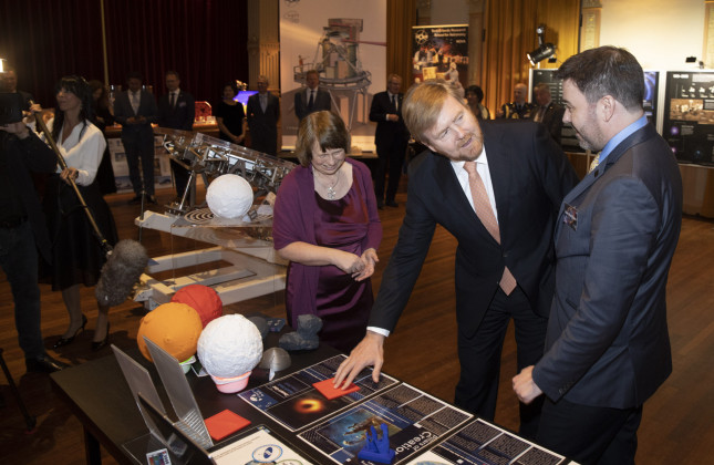 IAU-president Ewine van Dishoeck en Koning Willem-Alexander op het Gala van de Sterrenkunde op 17 dec 2019 in Leiden