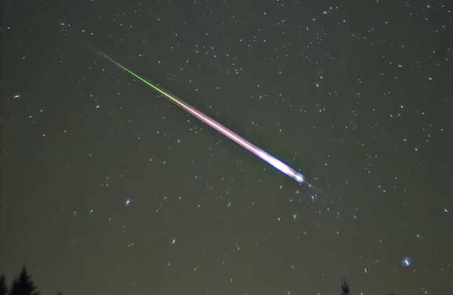 Een foto van een zeer heldere meteoor in november 2009. (c) Ed Sweeney [Navicore op Wikipedia]