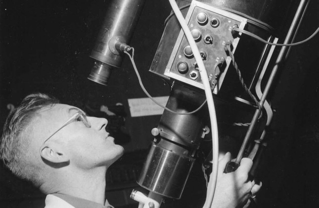 Kees de Jager bij de Merz-telescoop op Sonnenborgh, 1953. (c) Sonnenborgh