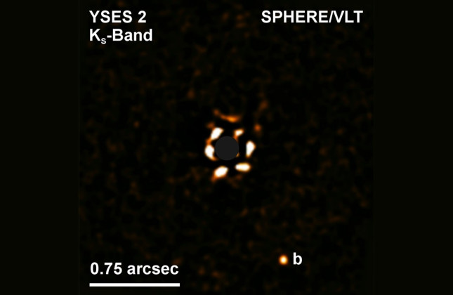 Directe afbeelding van exoplaneet YSES 2b (rechtsonder) en ster (midden). (c) ESO/SPHERE/VLT/Bohn et al.