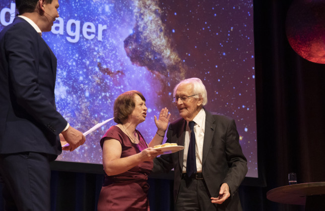 Kees de Jager tijdens een van zijn laatste optredens in het openbaar, op het Gala van de Sterrenkunde in december 2019. Fotocredit: Bob Bronshoff/New Scientist