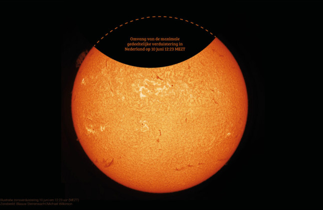 Illustratie van de maximale gedeeltelijke zonsverduistering. De gestippelde lijn geeft de grens van de zonnerand weer op het moment dat 29% van de zon is afgedekt door de maan. Zon gefilterd in H-alpha. Credit: KNVWS/Michael Wilkinson, Blaauw Sterrenwacht