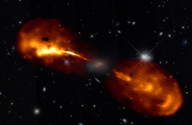 Het heldere radiostelsel Hercules A wordt aangedreven door een superzwaar zwart gat in zijn centrum. Credit: R. Timmerman; LOFAR & Hubble Space Telescope